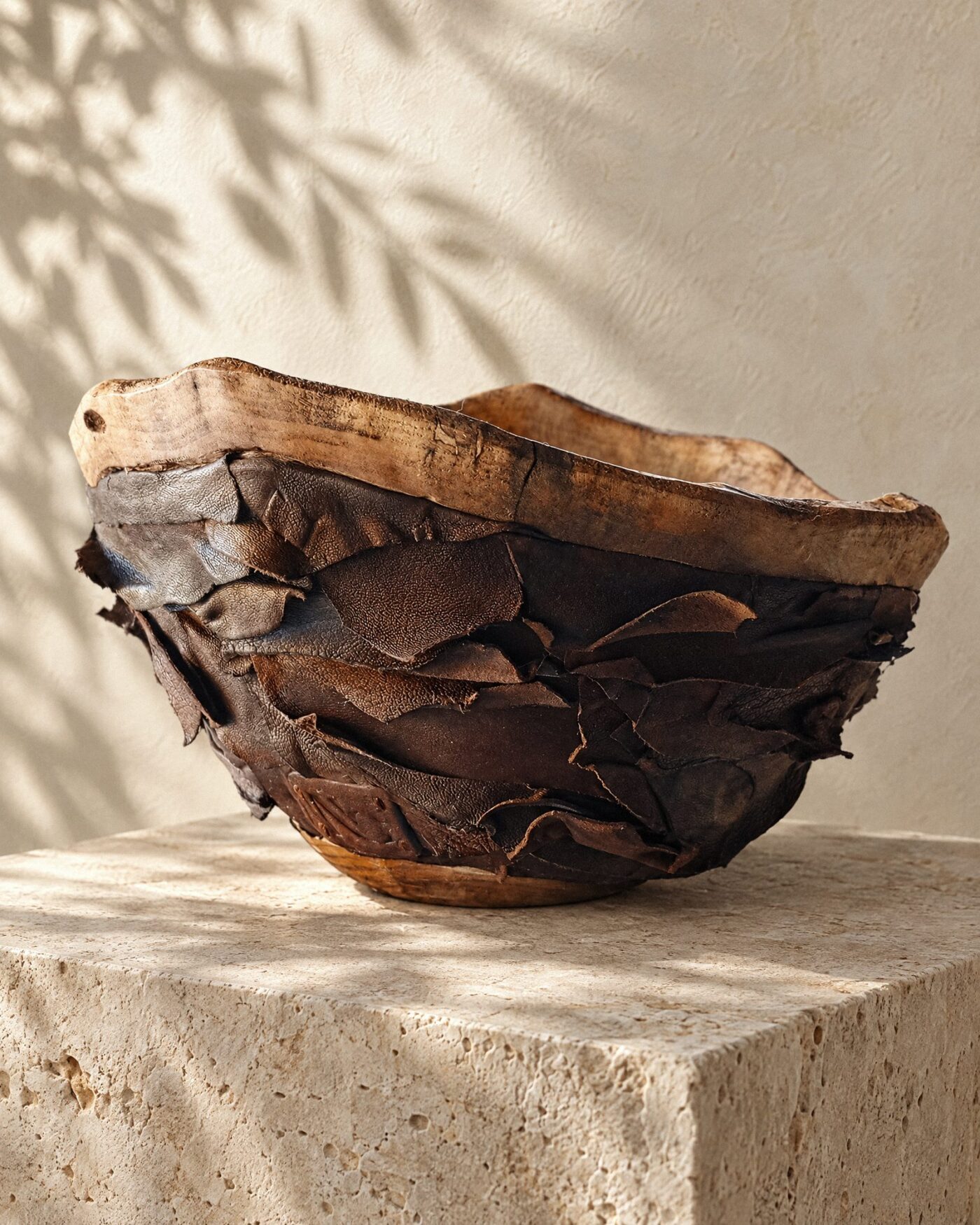 Deri dizim tekniğiyle kaplanmış kahverengi ahşap kase